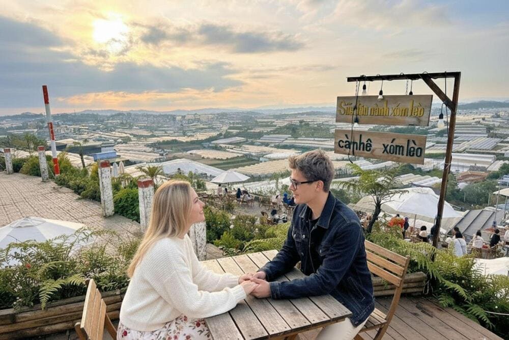 Cặp đôi check-in tại quán cà phê xóm Lèo